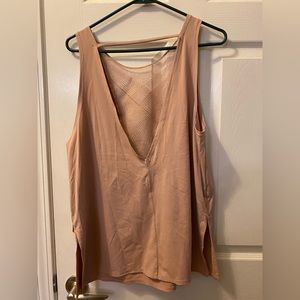 Under Armor Women’s XXL mauve workout top with V in front and lace back.